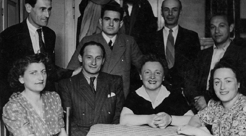 Diana Blumenfeld (siedzi, druga z prawej) i Jonas Turkow (siedzi, drugi z lewej) na artystycznych występach w obozach dla dipisów w Niemczech po II wojnie światowej, Monachium (fragment zdjęcia). Fotografia pochodzi z kolekcji Jonasa Turkowa; obecnie w zbiorach Ghetto Fighters' House Museum w Izraelu